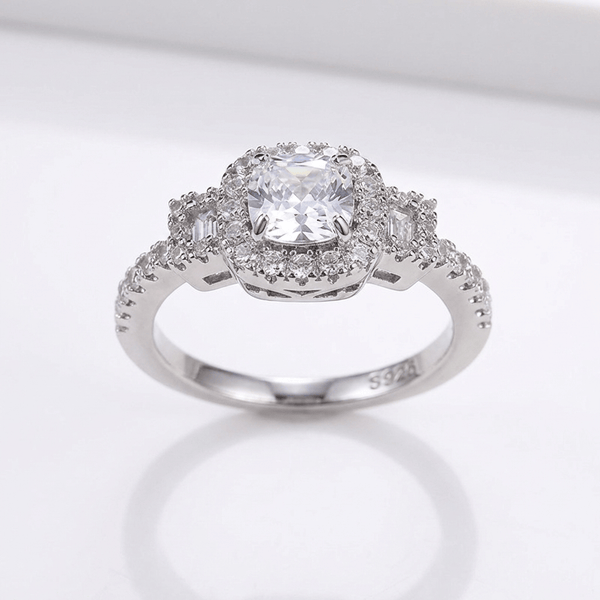 Stříbrný prsten s diamantem cushion a halo lemováním