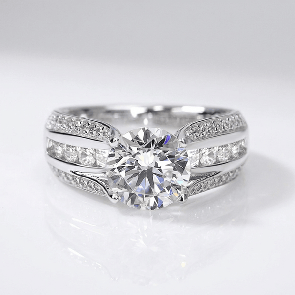 Stříbrný prsten s kulatými diamanty pavé