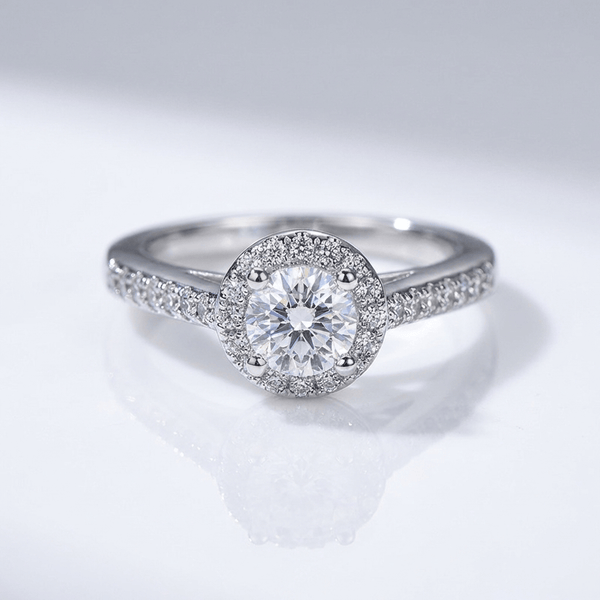 Stříbrný prsten s diamantem cushion, pavé a halo lemováním
