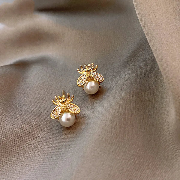 Náušnice pecky včelka s perlou – elegantní zlatý šperk pro ženy