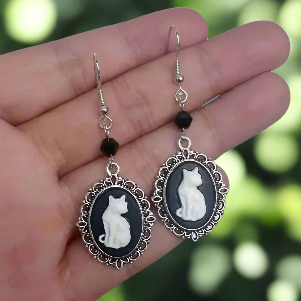 Vintage visací náušnice s bílou kočkou – dámský šperk se stříbrným rámečkem