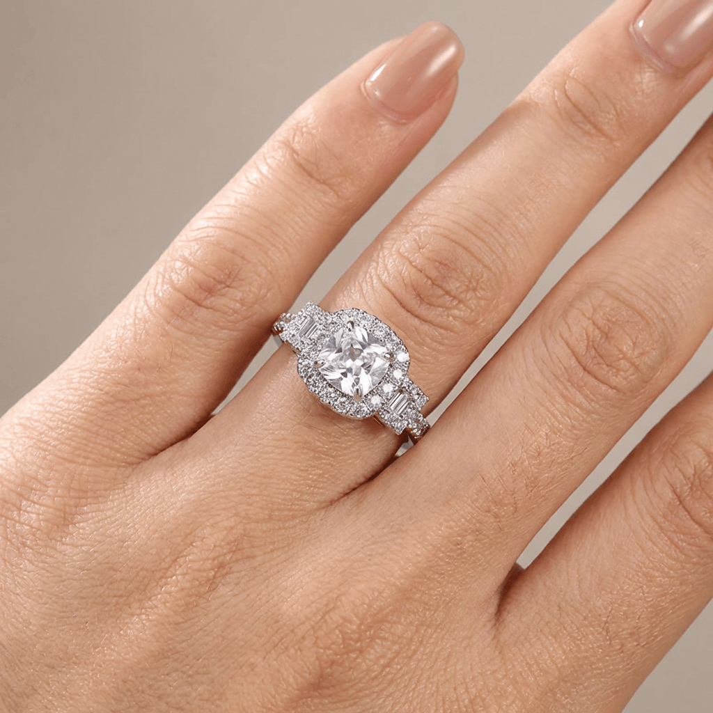 Stříbrný prsten s diamantem cushion a halo lemováním