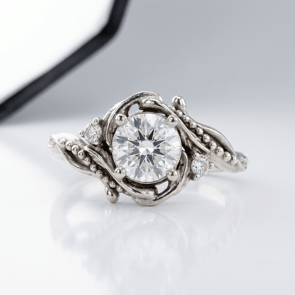 Stříbrný zdobený vintage prsten s diamanty