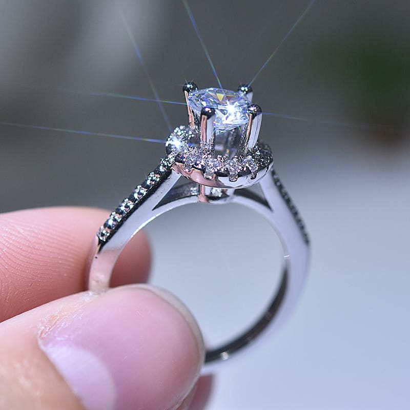 Stříbrný prsten s diamantem cushion, pavé a halo lemováním