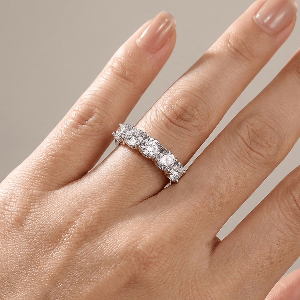 Stříbrný prsten s pěti kulatými diamanty