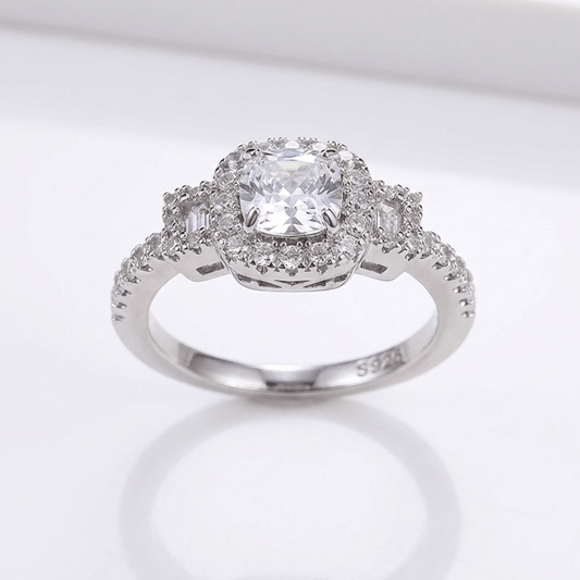 Stříbrný prsten s diamantem cushion a halo lemováním