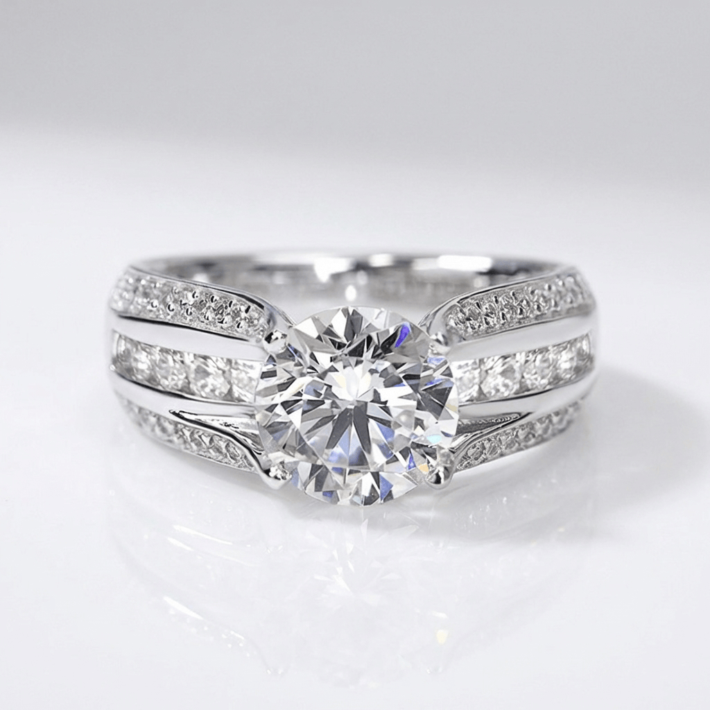 Stříbrný prsten s kulatými diamanty pavé