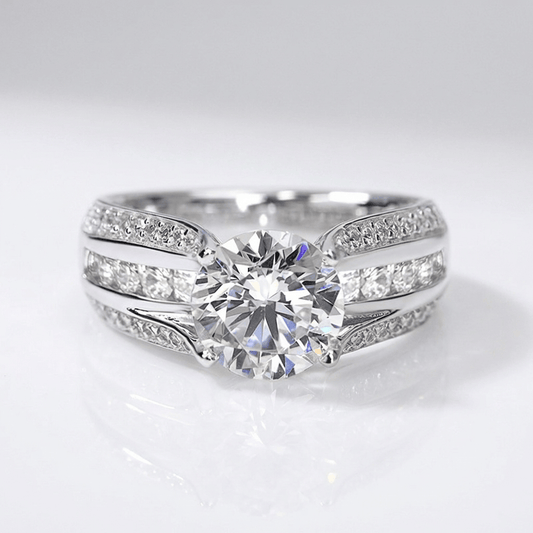 Stříbrný prsten s kulatými diamanty pavé