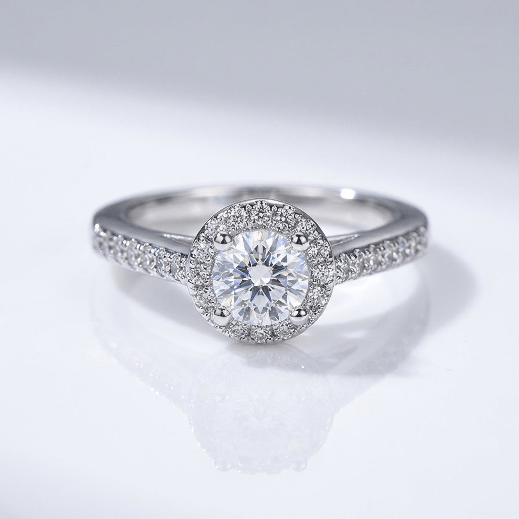 Stříbrný prsten s diamantem cushion, pavé a halo lemováním