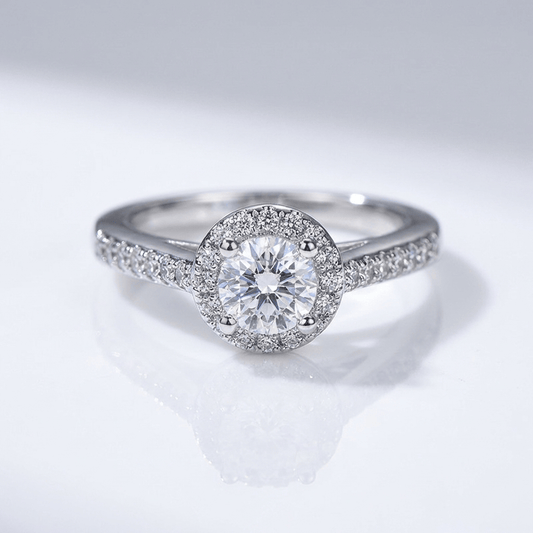 Stříbrný prsten s diamantem cushion, pavé a halo lemováním
