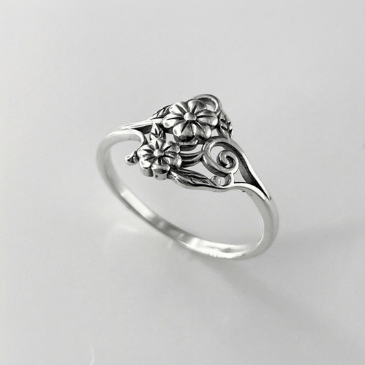 Stříbrný zdobený prsten Květina