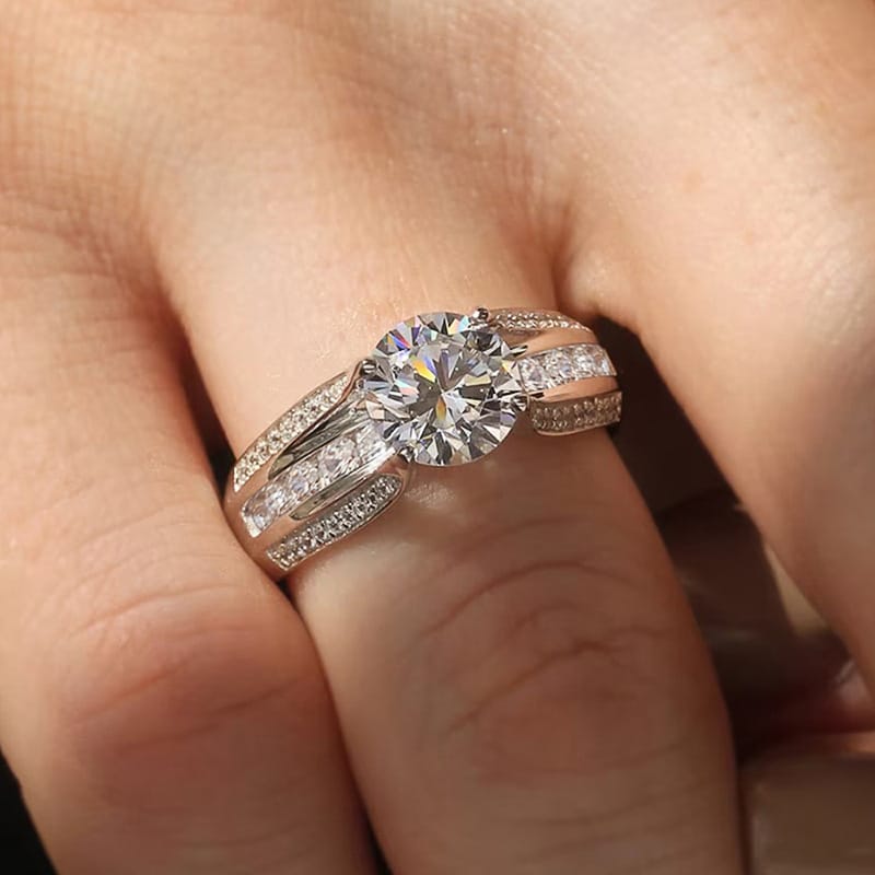 Stříbrný prsten s kulatými diamanty pavé