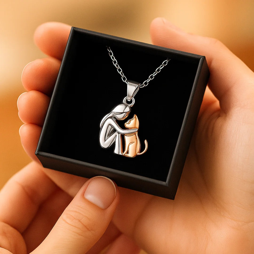 Náhrdelník s přívěskem Objímající kočka