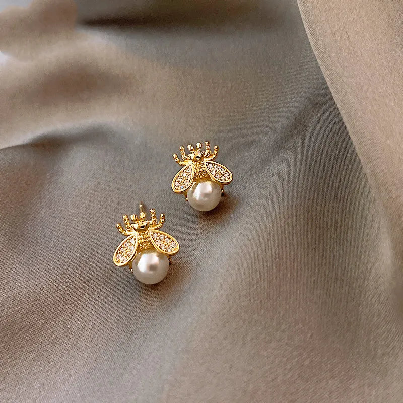 Náušnice pecky včelka s perlou – elegantní zlatý šperk pro ženy