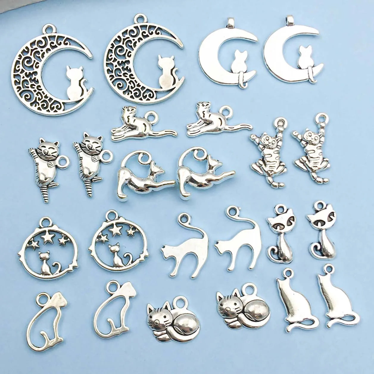 Vintage kolekce stříbrných přívěsků kočka