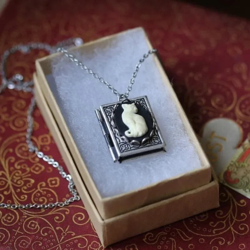 Vintage náhrdelník s přívěskem knihy s kočkou – otočné stránky