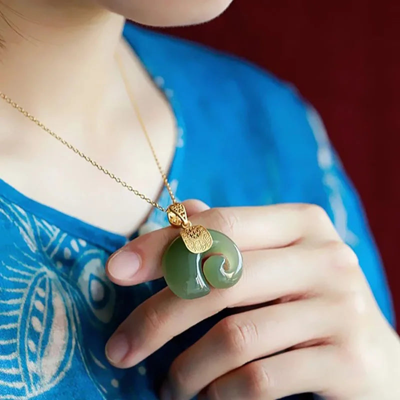 Náhrdelník se slonem z hetiánského nefritu – pozlacený řetízek 18K pro ženy