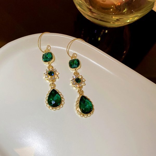 Vintage luxusní náušnice se zeleným krystalem