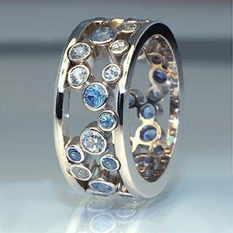 Výrazný prsten s dutým modrým krystalem