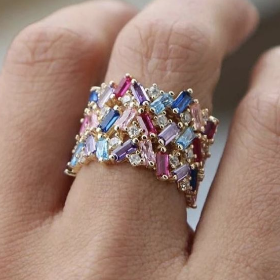 Vintage prsten vykládaný barevnými krystaly