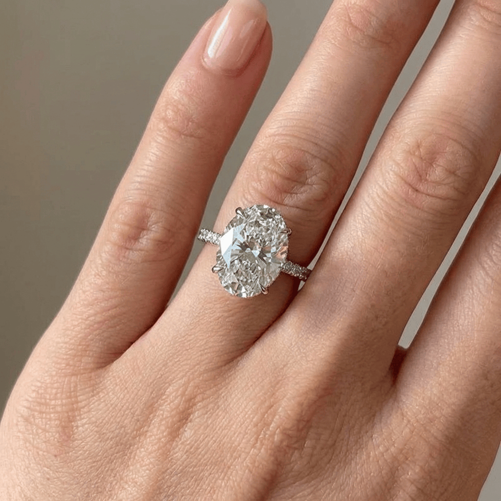 Elegantní stříbrný prsten s oválným diamantem