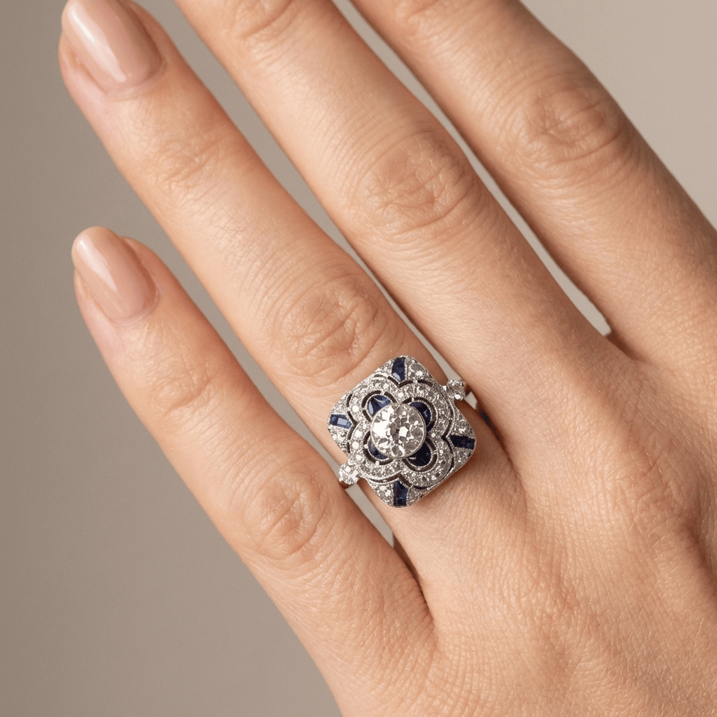 Stříbrný vintage prsten s diamanty a safírem