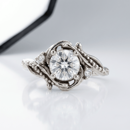 Stříbrný zdobený vintage prsten s diamanty